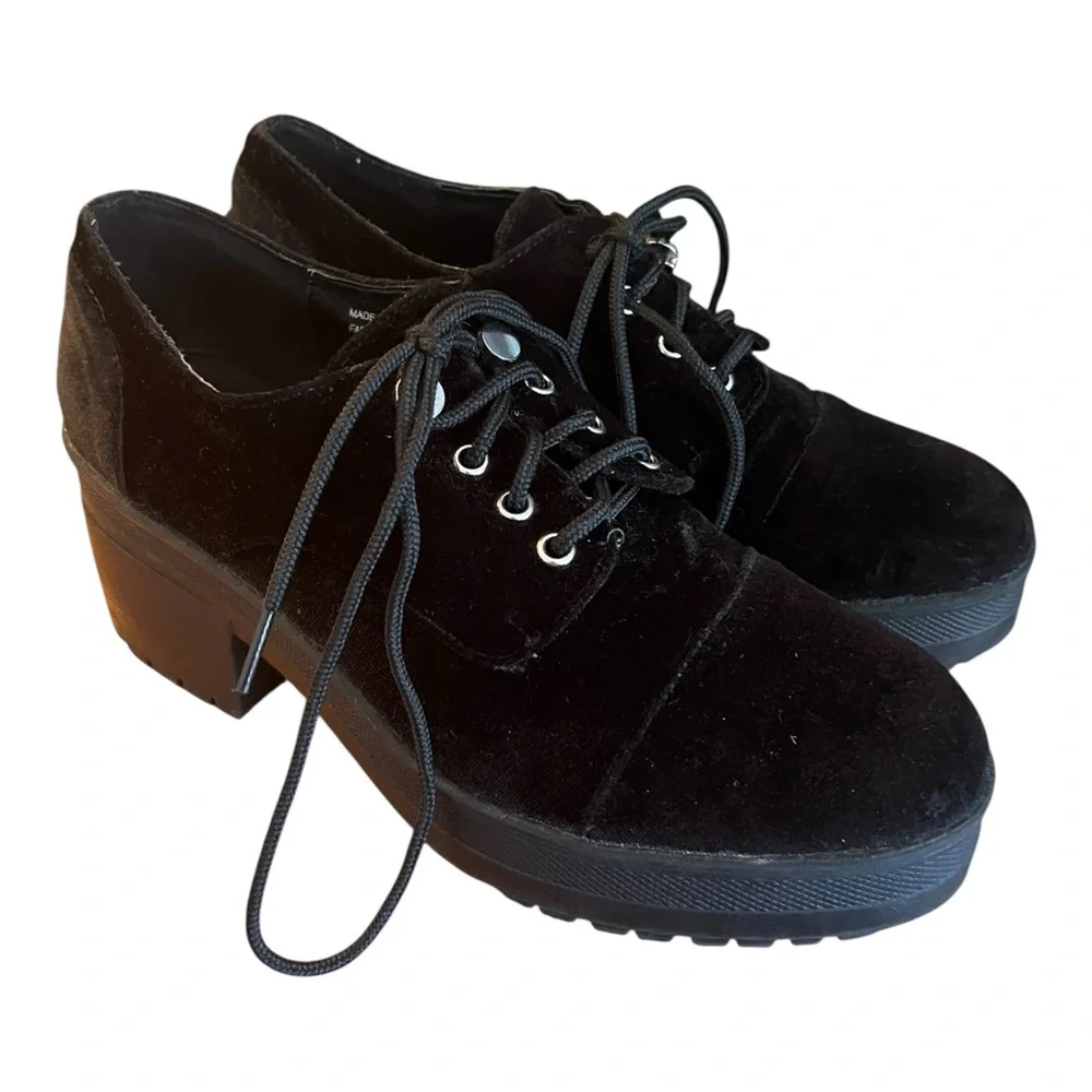 Urban Outfitters Black Velvet Platform Lace-Up Oxfords